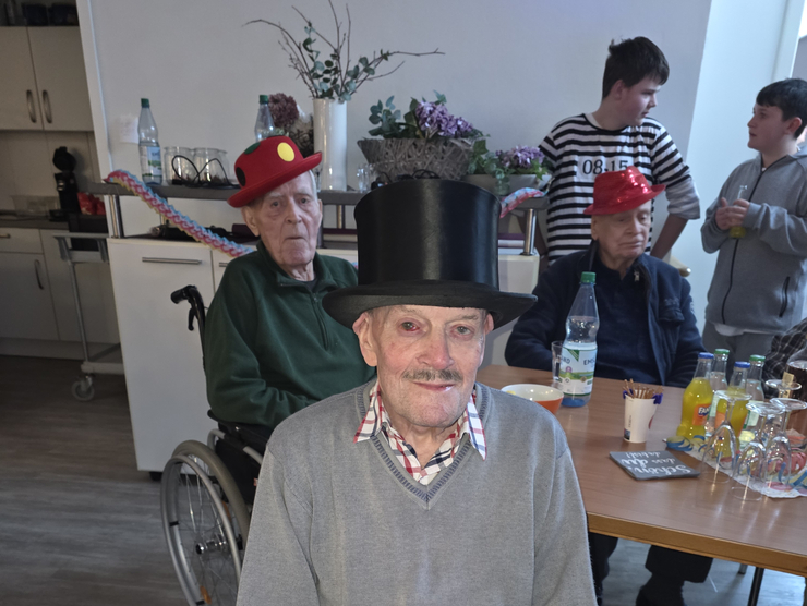 Bewohner die lustige Hüte aufhaben