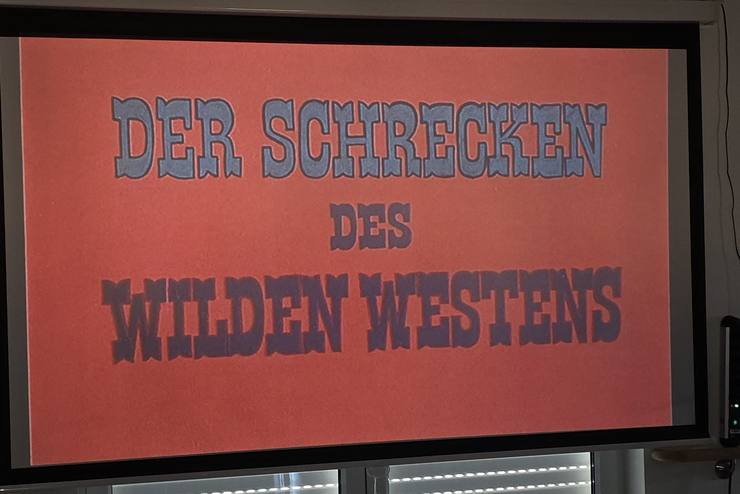 Leinwand mit Titel des Films